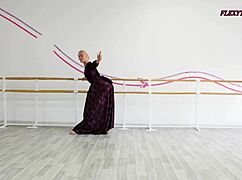 Anna Sigarga pamerkan gerakan gimnastik tak boleh percaya yang meletupkan minda dalam paparan menakjubkan