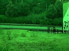 Vay uzun kız sokakta iki büyük yarrakla sikiliyor