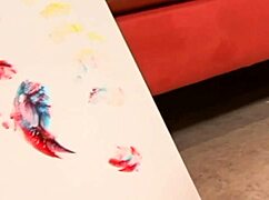 Kısa saçlı sarışın hatun footjob yapıyor amı yalanıyor