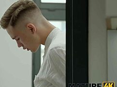 לא יכול לעמוד בפניה, טועם את המתיקות של Mature4k עם אישה ברונטית סקסית