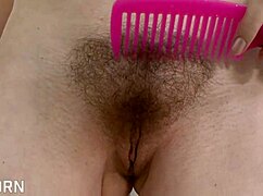 Sıcak Amerikan esmer 18+ genç kıllı amcığını solo gösteriyor