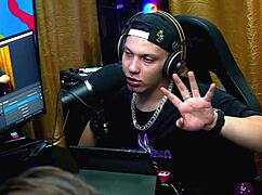 Podcast wird wild, als sie seinen Schwanz für einen Toy-Handjob rausholt