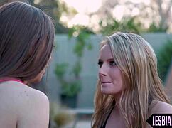 Красотки подруги раздвигают ножки для игр