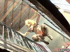 Эй, глянь на эту потрясающую блондинку милф в действии!