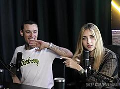 ช่วงดีที่สุดของ Yasmin Pariz ในคอสเพลย์และชุดแต่งกายบนผ้าแดงบาง