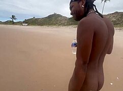 Fui com minha amiga dar a bucetinha na praia de nudismo pros pirocudos