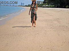 Gaun panjang, tanpa celana dalam, pamer pesona berbulu di pantai publik terasa sangat liar!