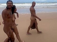 Bin mit meiner Freundin am FKK-Strand, um den dicken Schwänzen was zu bieten