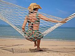 Dolg kroj, brez hlačk, bliskam svojo dlakavo čar na javni plaži, tako divje!