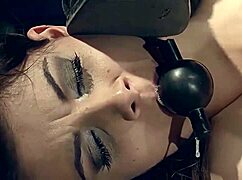 불순종한 노예 Betty Style이 고통스러운 삽입과 황금 샤워 정화 견뎌