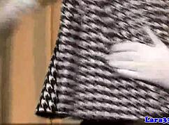 Milfka v punčochách se ponoří do glam lesbi lízání kundy s třídou