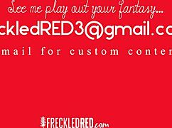 ג'ינג'ית דוקרת חייזרים בחוזקה