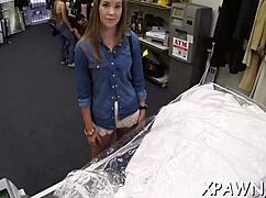 Amatoare strâmtă suge hardcore pulă mare în magazin