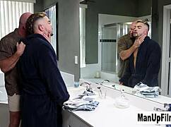 Min kæreste gør mig vanvittig ved at se Ray Boogie og Killion Knox med monster pik i gay fetish håndarbejde for Manupfilms