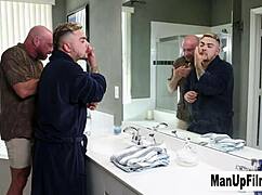 Min flickvän gör mig galen när hon tittar på Ray Boogie och Killion Knox med monsterkukar i gay fetisch handjob för Manupfilms