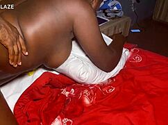 Pulasta model raztegnjena z ogromnim kurcem, konča dvakrat