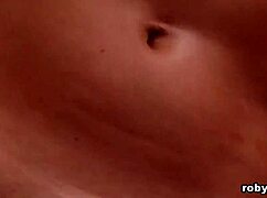 רנאטה בלאק כל כך יפהפייה, אוהבת זיון חזק בתחת הצר