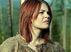 Эй, хочешь посмотреть, как я голая мастурбирую в лесу?