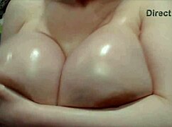 Pinky Powers gode in una sessione rilassante con giocattoli oliati e dildo