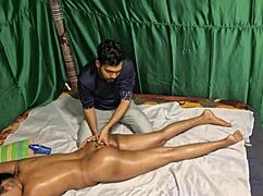 하니프와 아도리가 컨트롤 무시하고 애널 도기스타일 섹스 중 크림파이