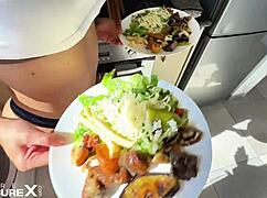 לטינה צעירה 18+ מושלמת בקלווינס גורמת לו לגמור בזמן בישול