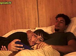 Vendo filme com irmão postiço engole pau sem querer quase pega 😱🍆