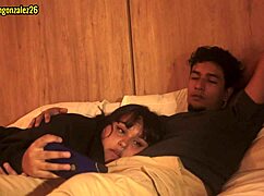 Смотрим кино с отчимом, случайно заглатываю хуй, чуть не спалили 😱🍆