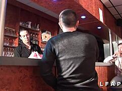 Hé, kijk deze jonge 18+ Franse brunette dubbel penetreren in een club?