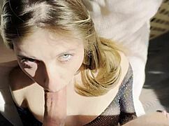 Секси блондинка мацка смуче огромен кур в дива хентай екшън с руски аматьор за епичен фейшъл