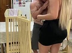 patroa gostosa bebe leitinho do mini funcionario com tesao