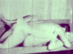 Jeg kan ikke tro jeg innrømmer dette, men å se vintage milf blowjobs fra Dark Lantern Entertainment gjør meg så geil med de hårete retro vibbene!