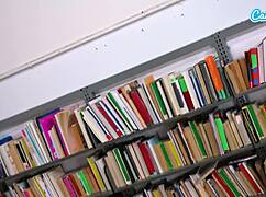 흥분한 대학생 여자가 도서관에서 남학생과 야한 재미