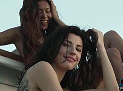 Küçük Asyalı Maki Katana ve Rus Oksi manzaralı tekne gezisi yapıyor