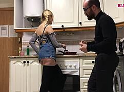 Sie zeigt ihre großen natürlichen Titten und geölten Arsch draußen