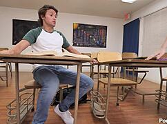 귀여운 여대생이 뜨거운 과외 시간에 큰 자지 짜내