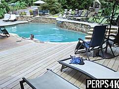 Hej, podívej se na toho twinka, jak mu svalnatý gay policajt napumpuje prdel sperma v blackmail trestu