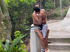 Тава F1 нашла Ронни Айслана на тропе для сырого уличного траха