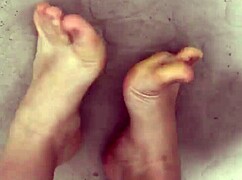 Îmi scot ciorapii nailon și intru în duș pentru laba cu picioarele