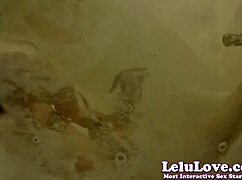 Ik scheer mijn gladde kutje onderwater in het zwembad