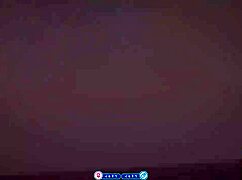 Güneş altında gözlüklü sade kız yüz yüze oturuşla zevk alıyor