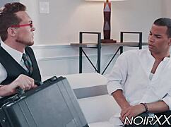 אני מרגישה את הזין הענק של האיש העסקים הגבוה נמתח לי בתחת הצר עמוק כל כך