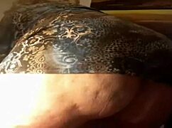 Kypsä nainen masturboi leluilla webkameralla