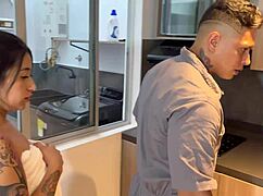 Me Follo a una Ama de Casa para Evitar Cortar el Gas