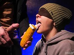 Я очень зла, но рада, что брат использовал мой рот. Xsanyany снимает сырой глубокий минет