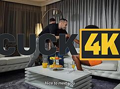 Olha tua esposa levando rola de paus pretos em gangbang corno!