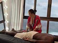 Zkušená asijská masérka, Lina Nakamura, dává relaxační masáž obrovskému černochovi, který se neudržel a creampied její latinskou píči venku