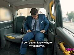 이 흥분한 여성 택시 기사랑 엄청 운 좋았어, 차 안에서 나를 세게 탔어!