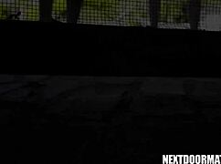 Due bei stalloni si impegnano in scopata bareback con rimjob e pompino