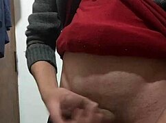 Amateur flaco se pajea con ropa puesta en solitario