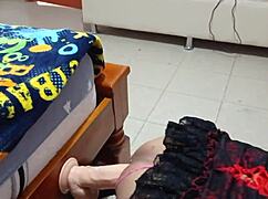 Уау хванах я да си гали, изненада - транс е! Все още ѝ чукам дупето с огромна играчка!